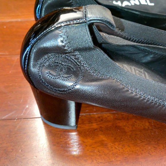 Chanel Black Leather and Patent Slip on Pumps Size 38 - Picture 4 of 8